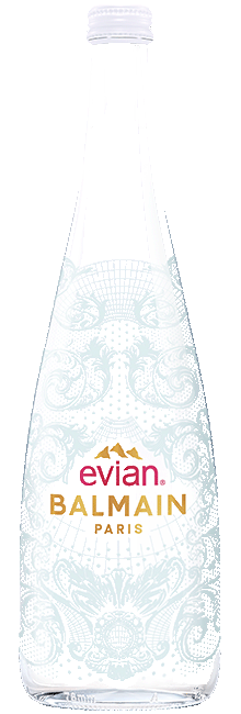 Evian lance une nouvelle bouteille pour viser le marché du « verre d'eau »